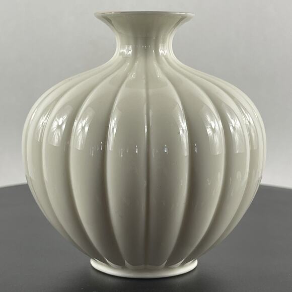 Vintage Lenox Sweetbriar Cream Ribbed Bud Vase With Gold Trim - Picture 2 of 6